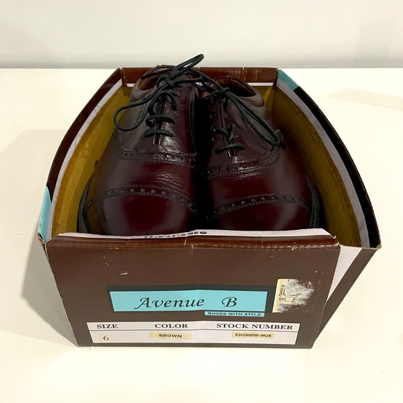 Dark brown men’s shoes. Size 7. Brand new in box. main image 4
